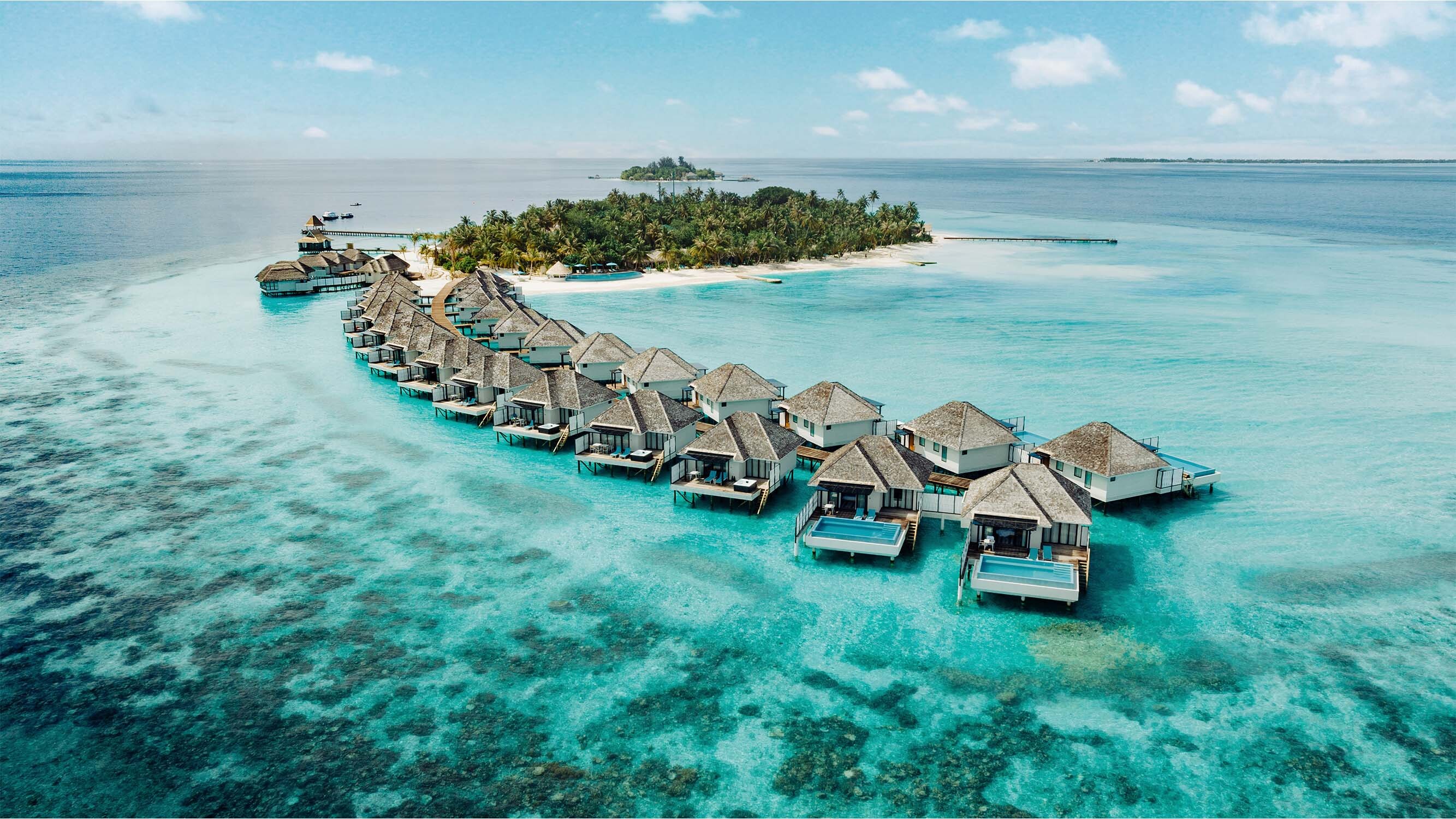 1 Nova Maldives Luftansicht Water Villas 1