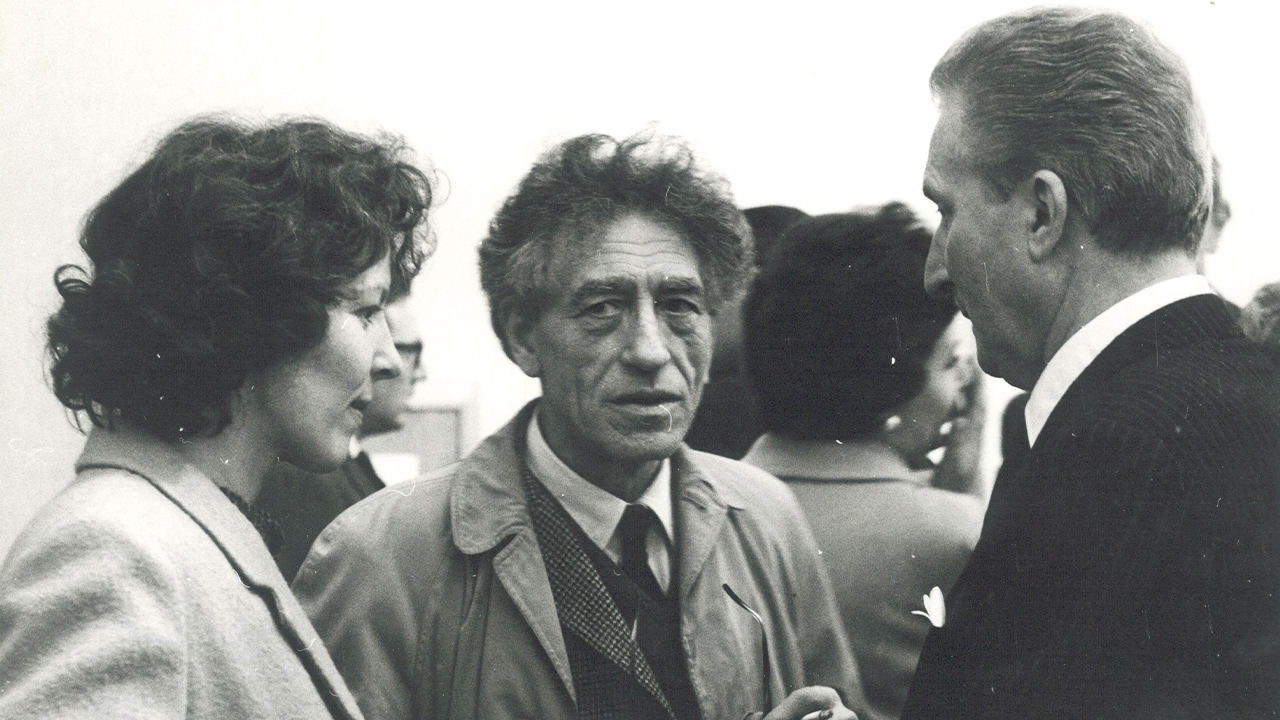 2 Annette et Alberto Giacometti et Aime Maeght Galerie Maeght Paris 1962 photo Gaspari