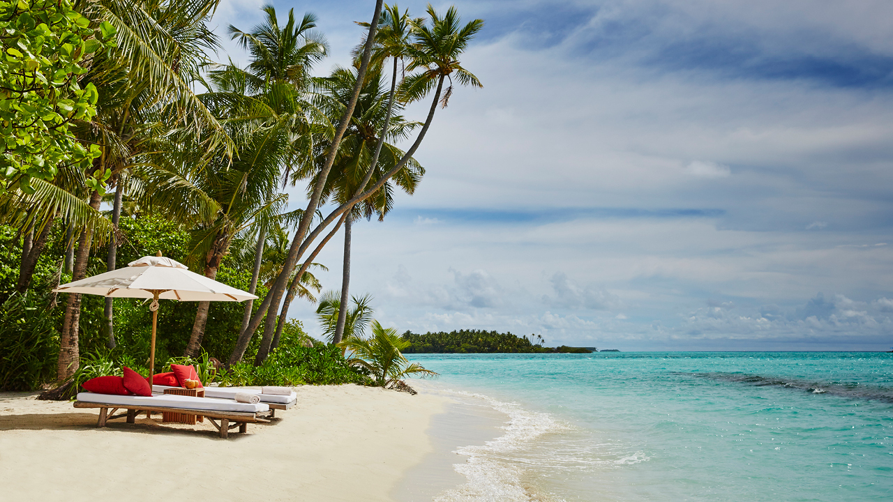Strand mit Liegebett und Blick auf den Ozean auf den Maledieven