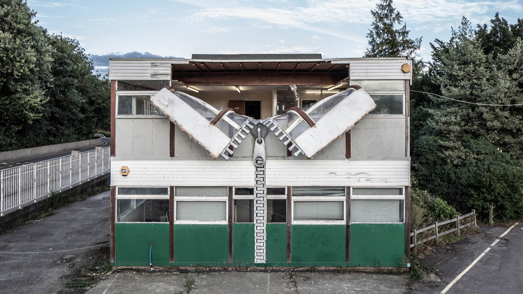 Skulptur von Alex Chinneck an der Fassade eines Hauses