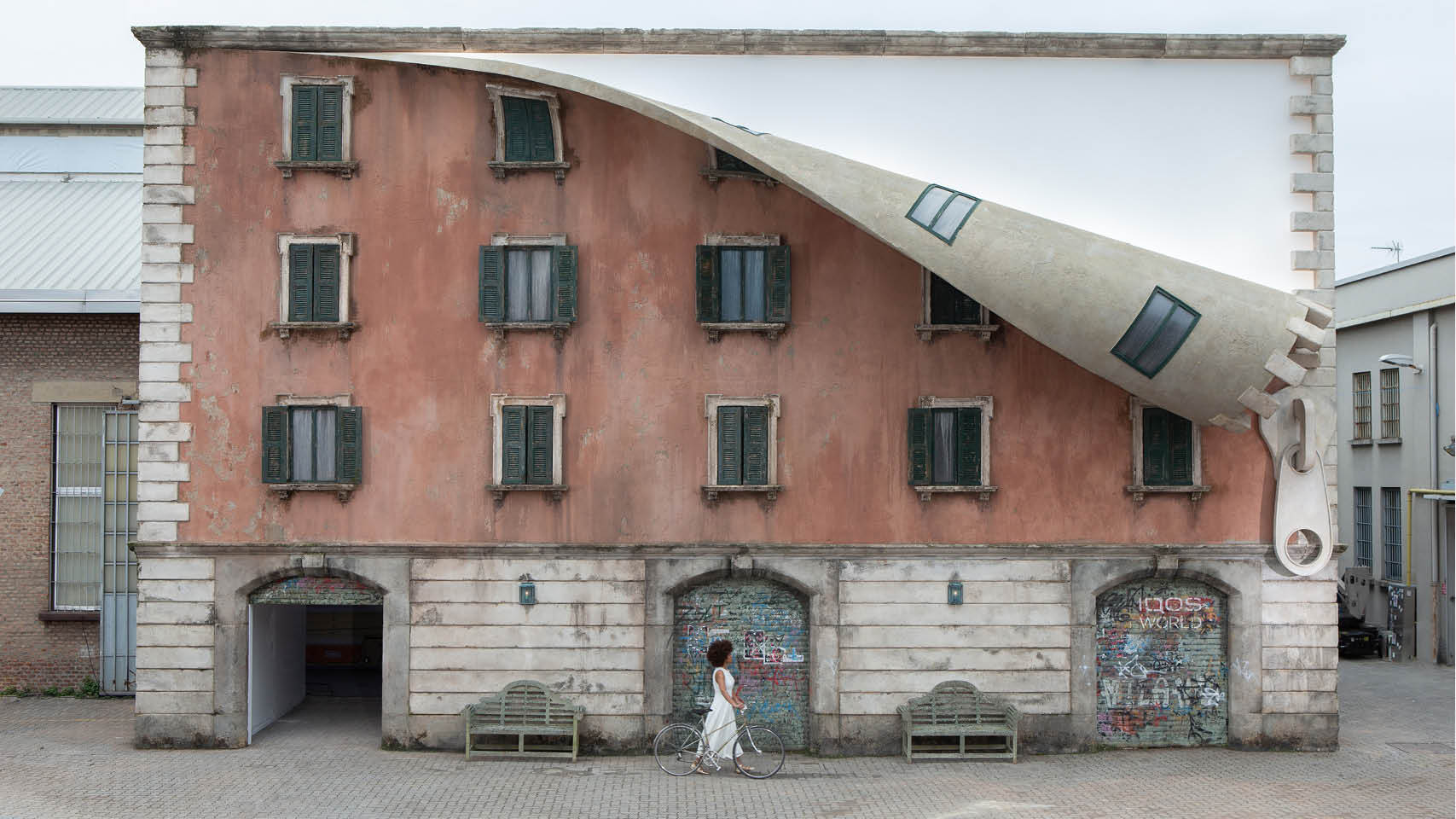 Skulptur von Alex Chinneck an der Fassade eines Hauses