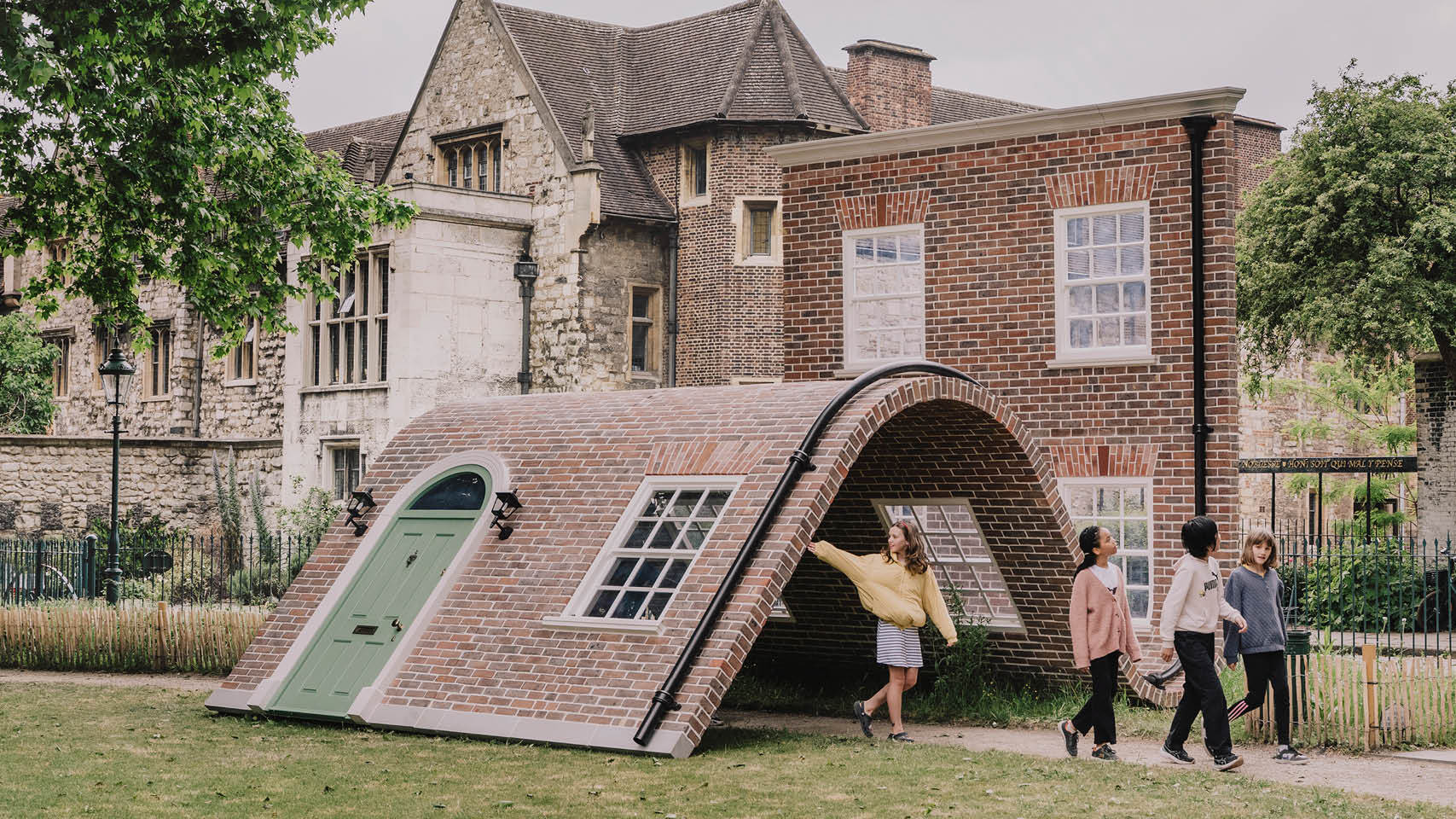 Skulptur «A week at the knees» von Alex Chinneck