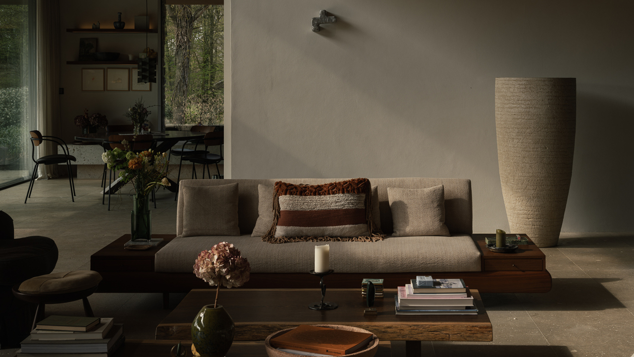Wohnzimmer mit Keramikvase von Atelier Vierkant