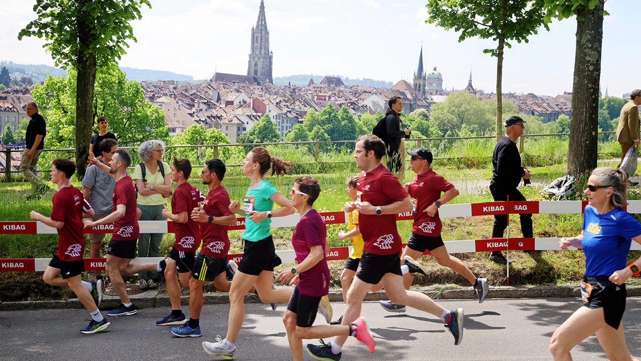Läuferinnen und Läufer beim Grand Prix von Bern mit der Stadt im Hintergrund