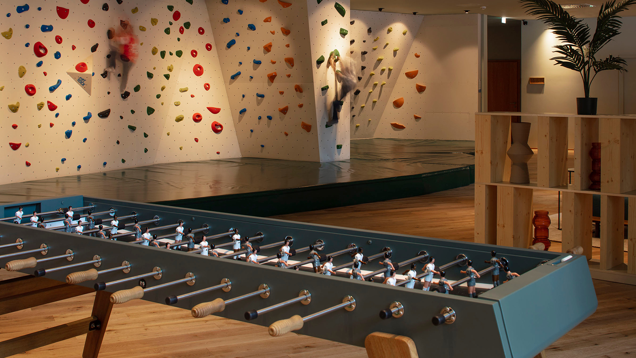 Spielzimmer im Falkensteiner Family Hotel mit Kletterwand und Tischfussballtisch