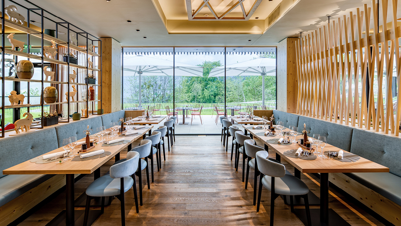 Speisesaal mit Blick auf die Bergwelt im Falkensteiner Family Hotel