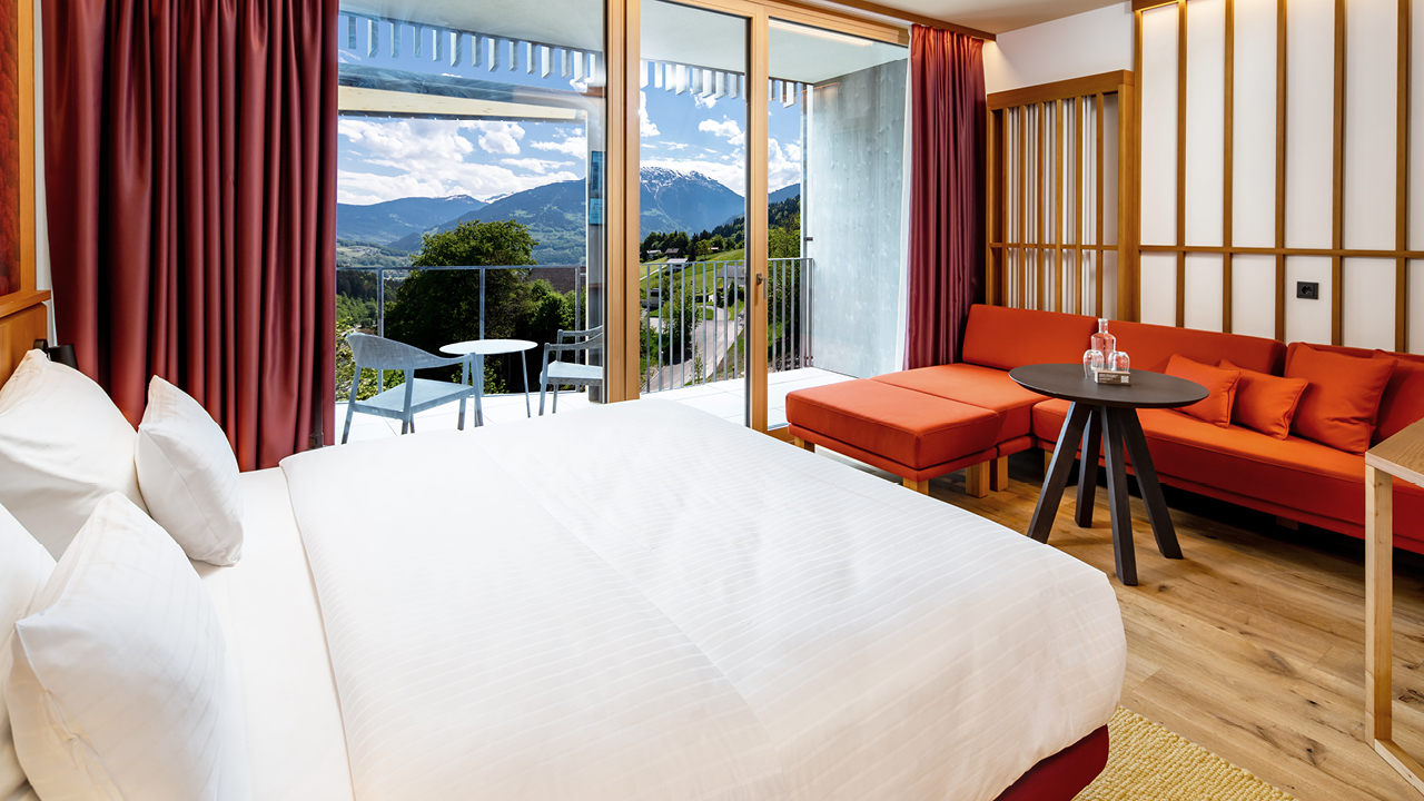 Hotelzimmer mit Blick auf die Bergwelt im Falkensteiner Family Hotel
