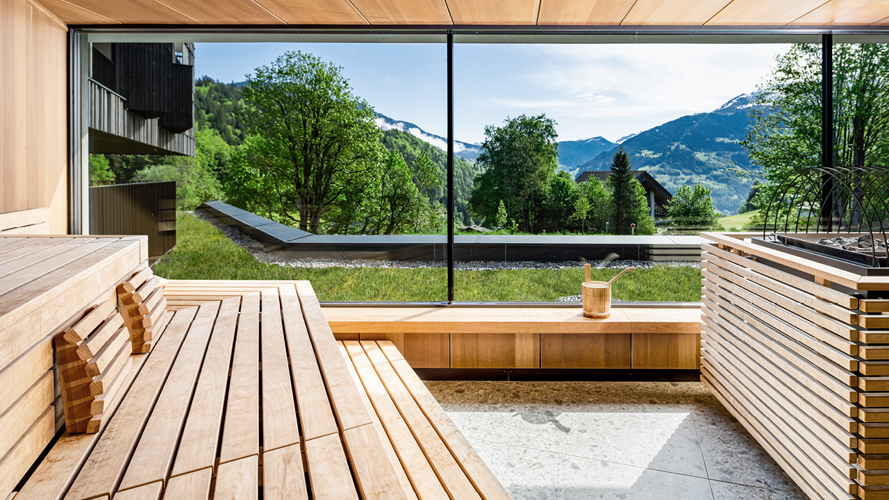 Sauna mit Blick auf die Bergwelt im Falkensteiner Family Hotel