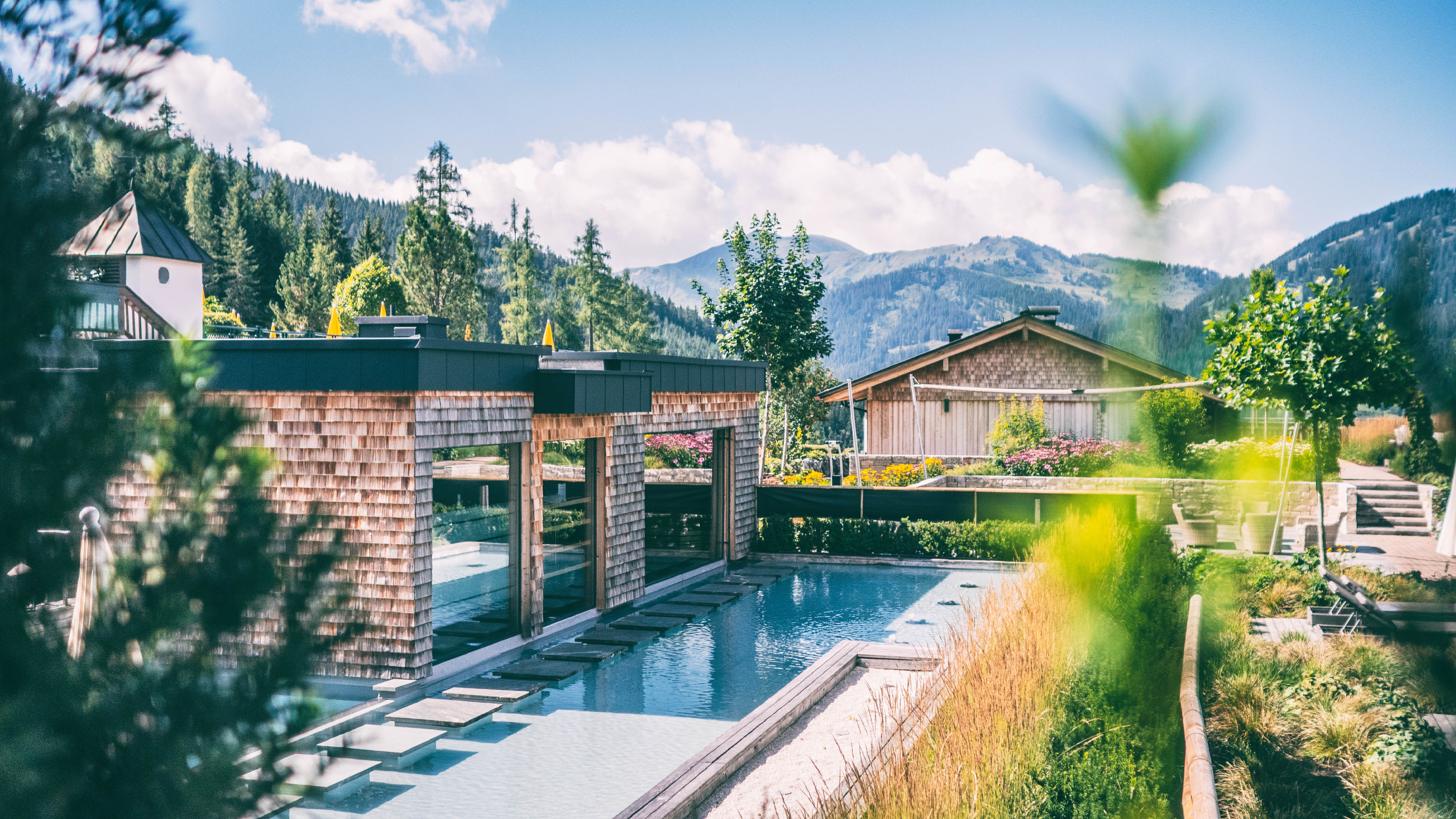 Ansicht auf Pool im Übergossene Alm Resort