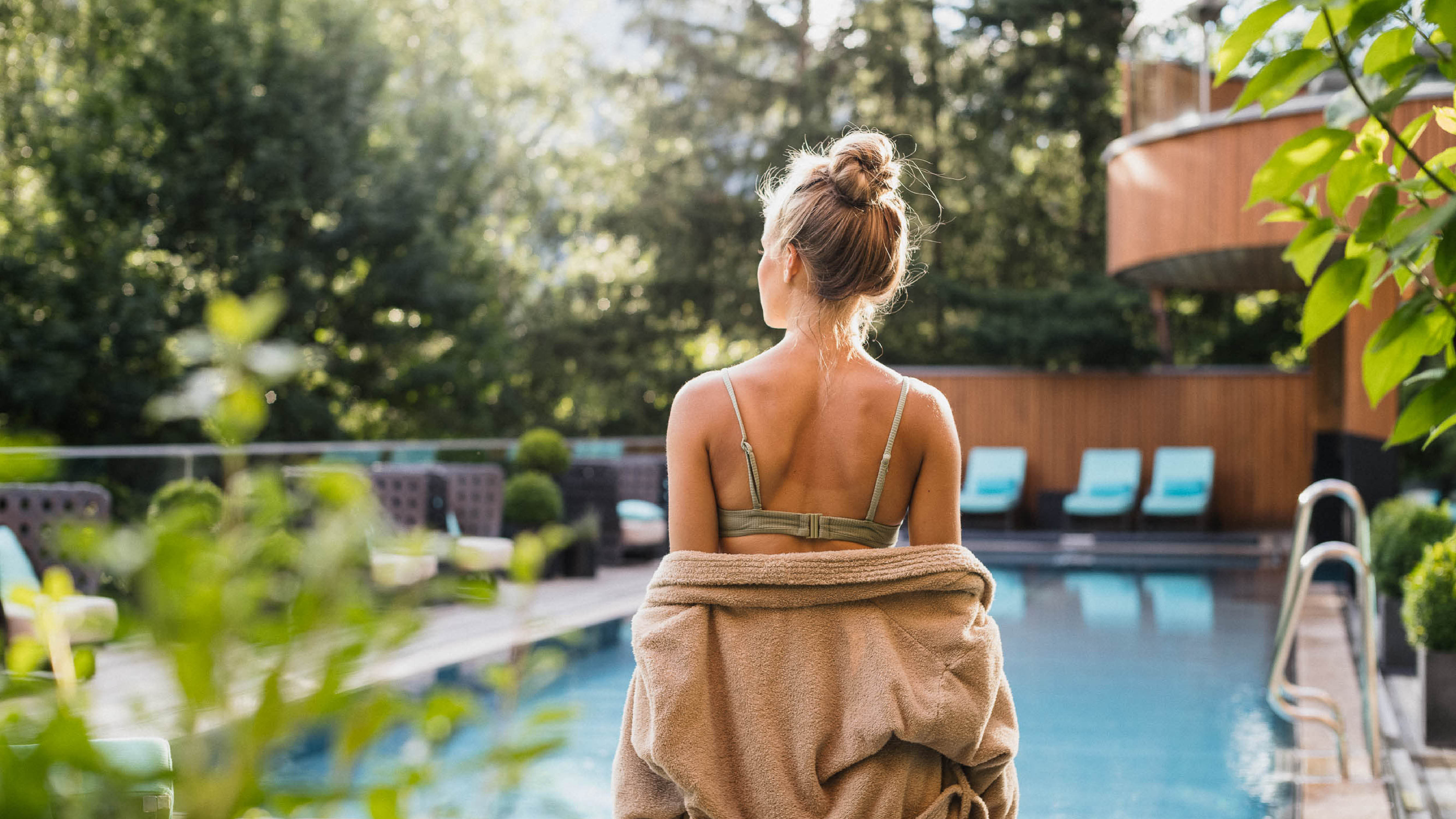 Frau am Pool des Naturhotels Waldklause