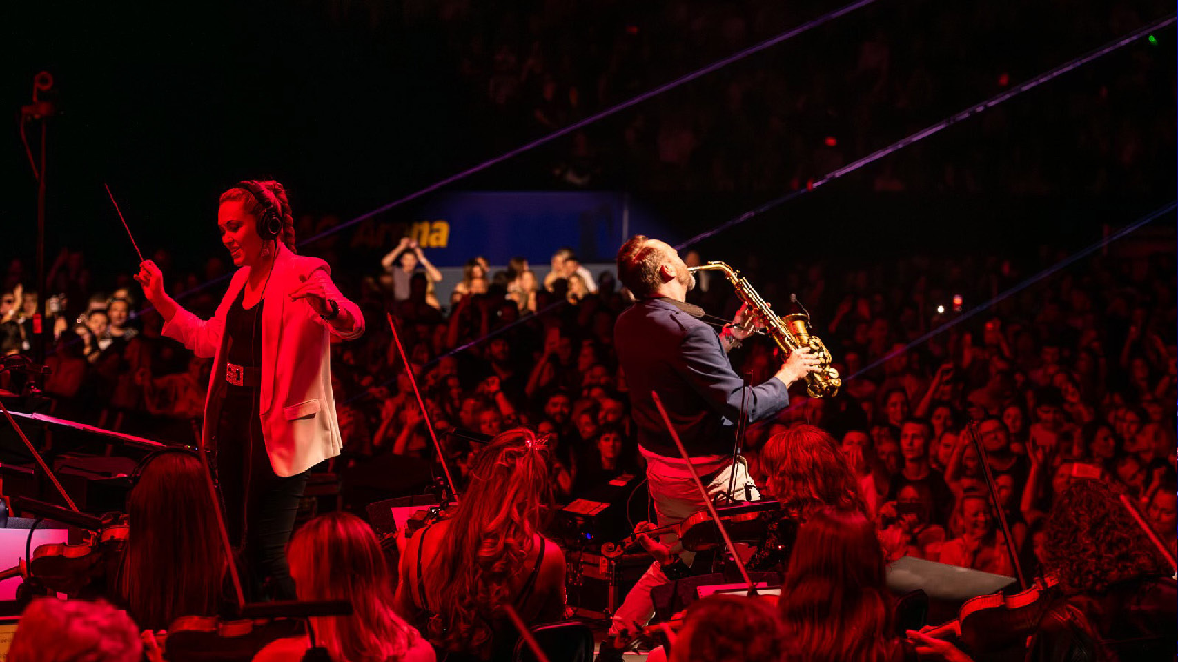 SYNTHONY bei einem Auftritt mit Saxophonist