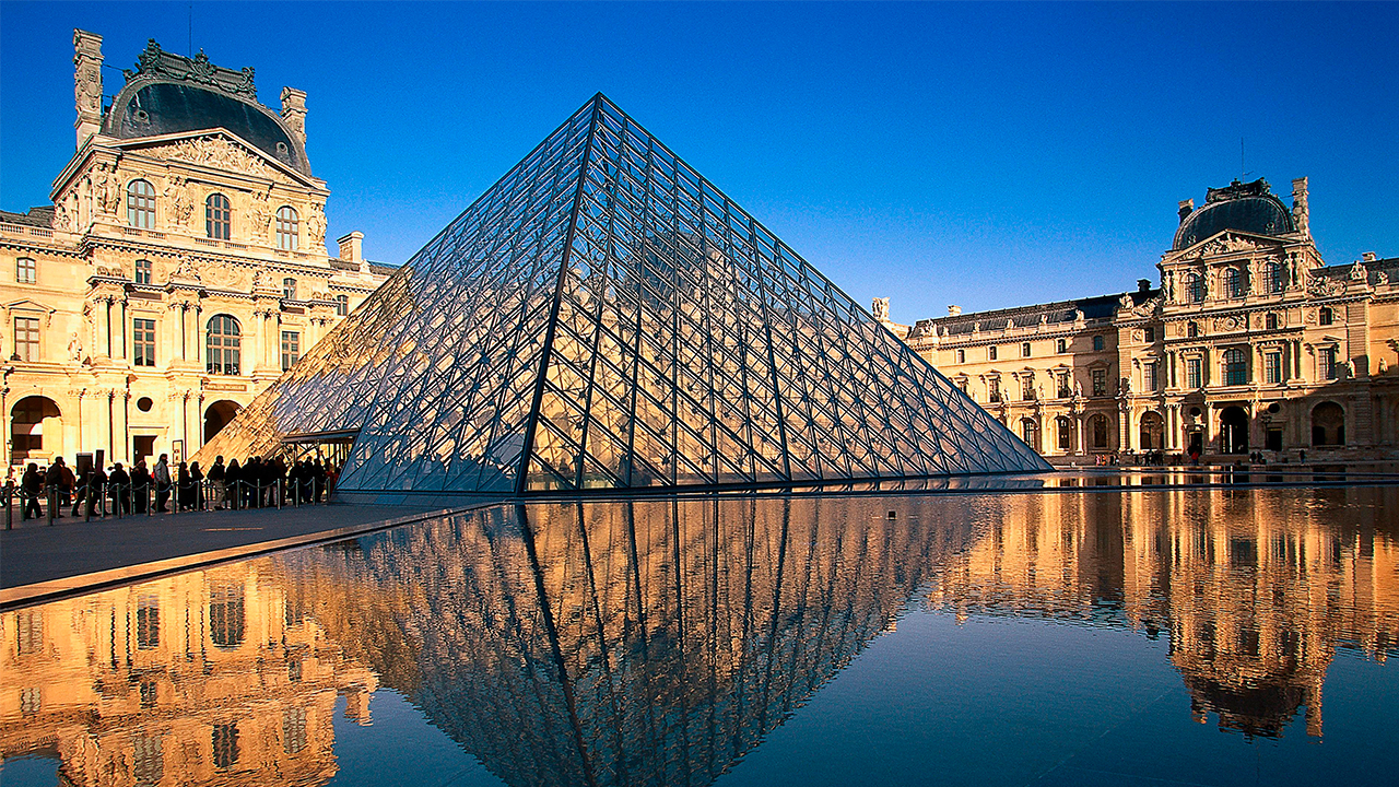 Louvre Couture Cr Getty Images Walter Bibikow