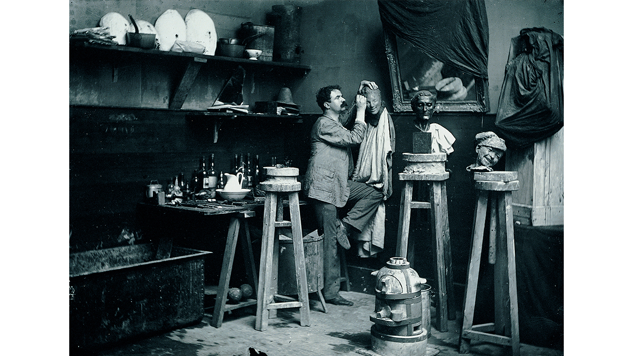 Medardo Rosso in seinem Studio am Boulevard des Batignolles 1890 Abzug vom Original Glasnegativ Cr Archivio Medardo Rosso