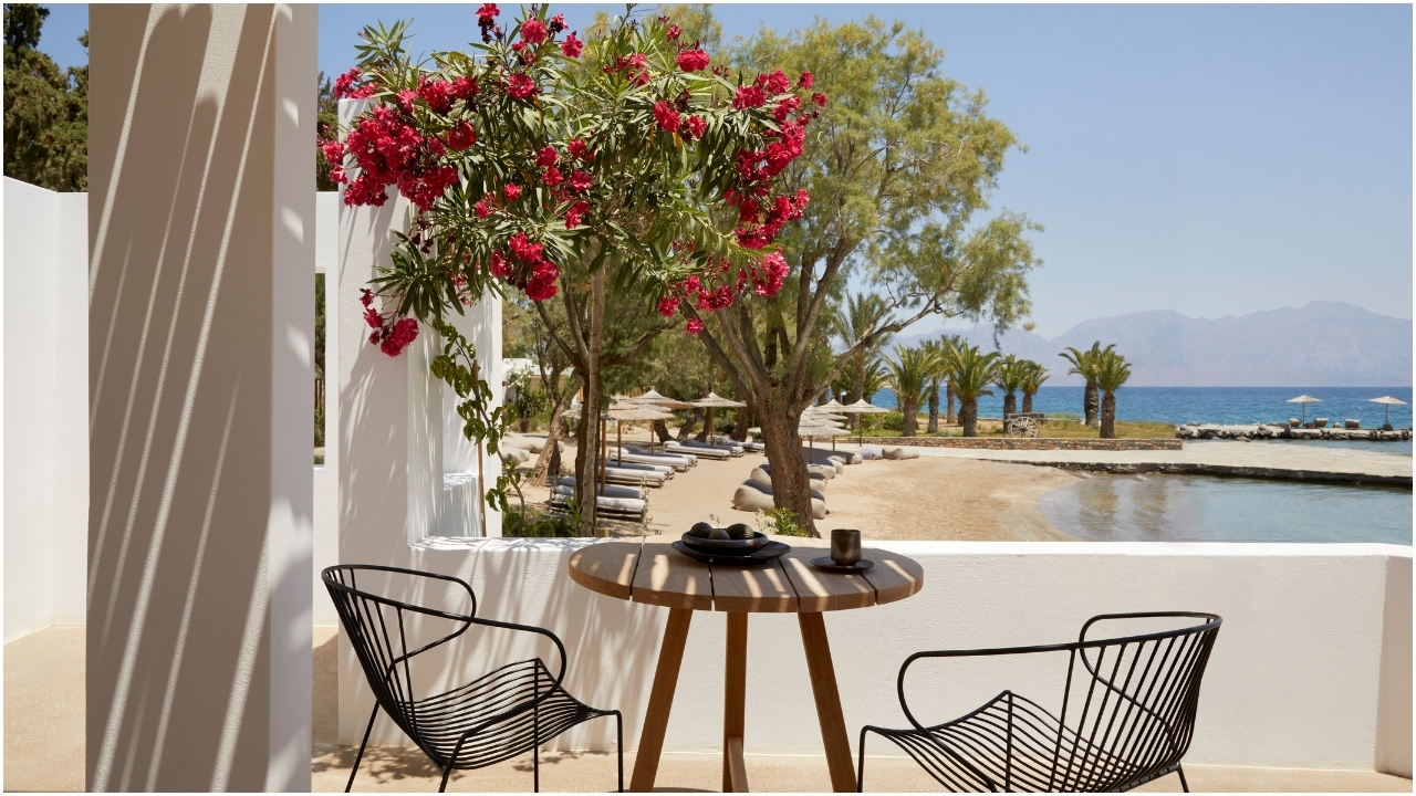 Minos Beach 4 moments
