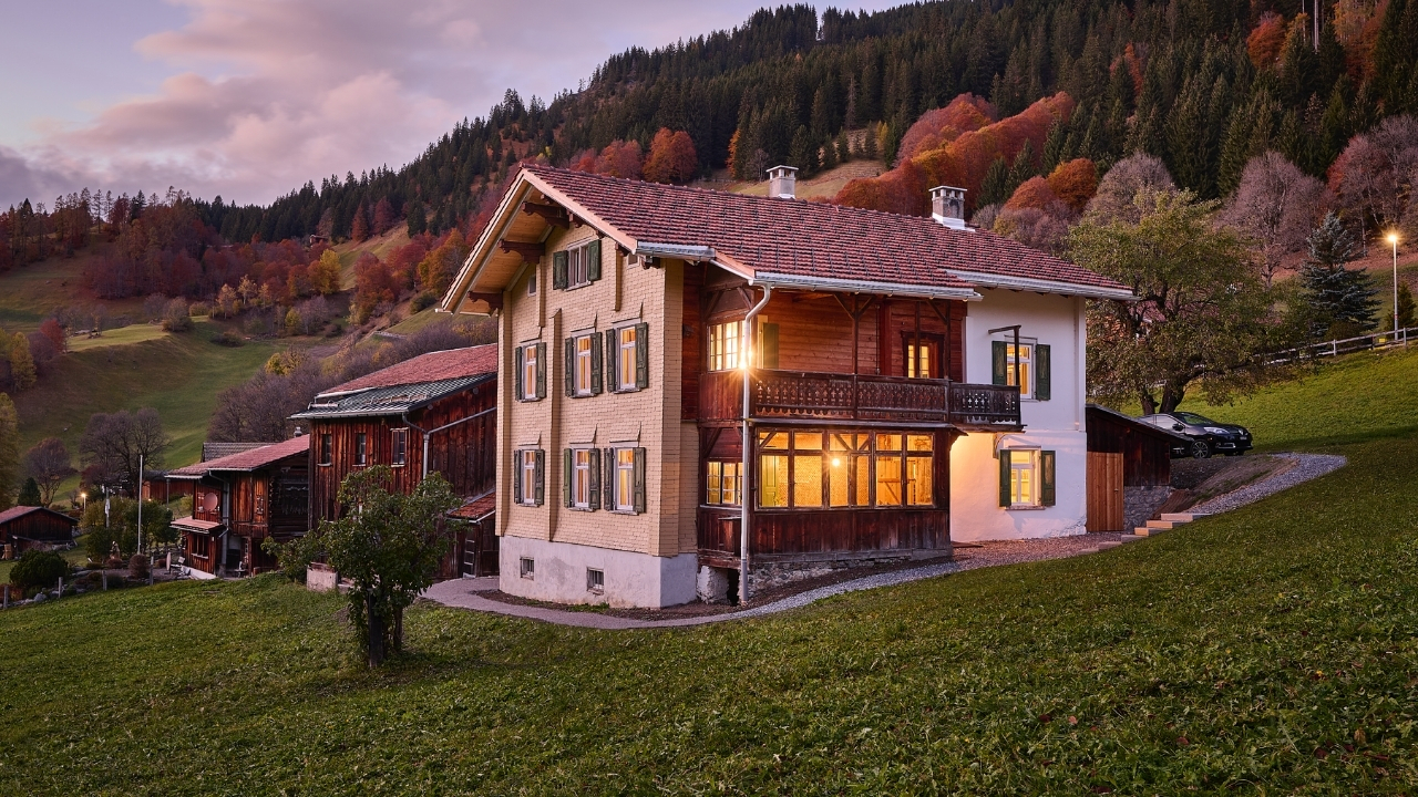 Graubuenden Haus Im Boden Monbiel GR Studio Gataric Fotografie 01