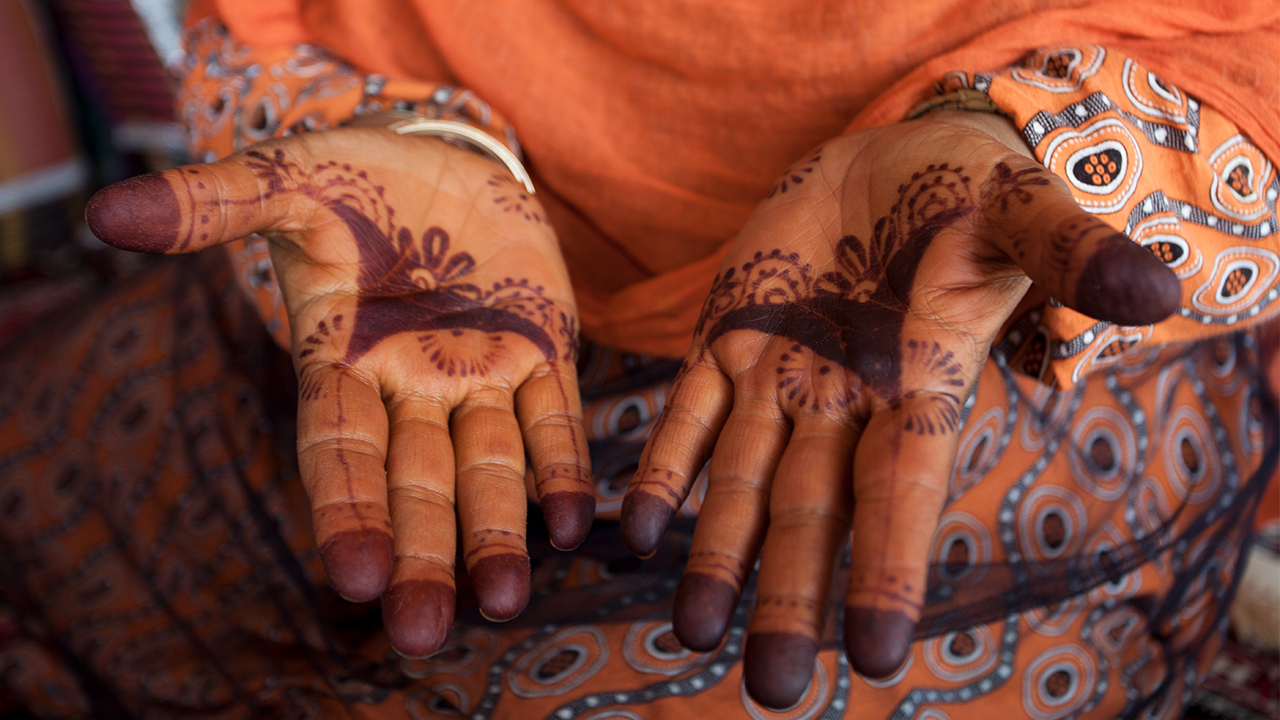 Oman 3 Die Haende einer Beduinen Frau sind mit Henna verziert Cr Ministry of Heritage and Tourism Sultanate of Oman