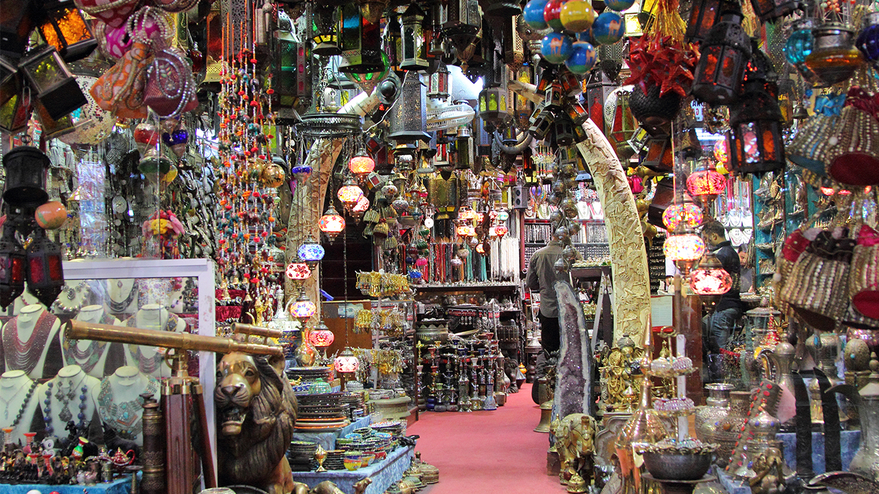 Oman 3 Sourvenirshop mit schillernden Mitbringseln