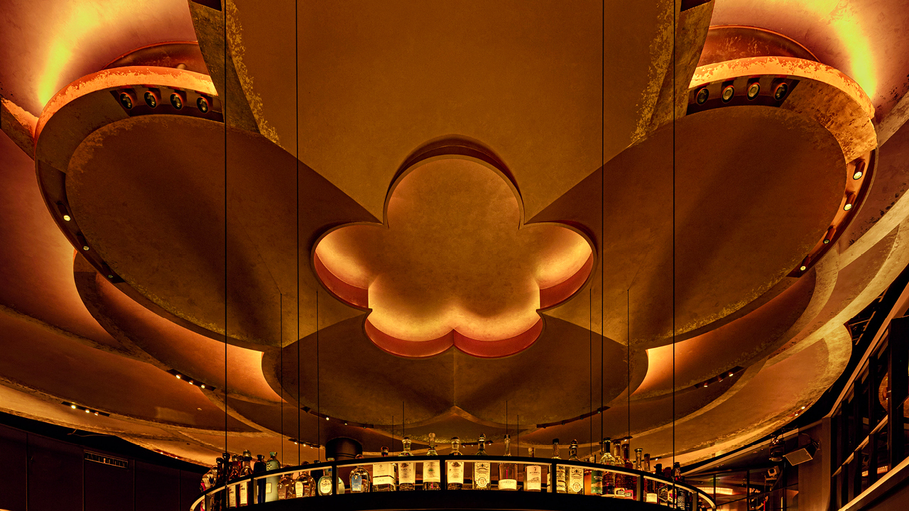 Die blumenartige Deckeninstallation im COTE Las Vegas