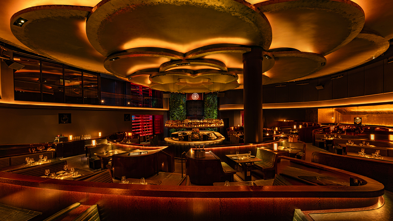 Die Bar mit ihrer blumenartigen Deckeninstallationen im COTE Las Vegas
