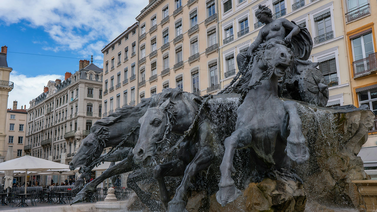Statue Lyon Cr Unsplash Richard Hedrick