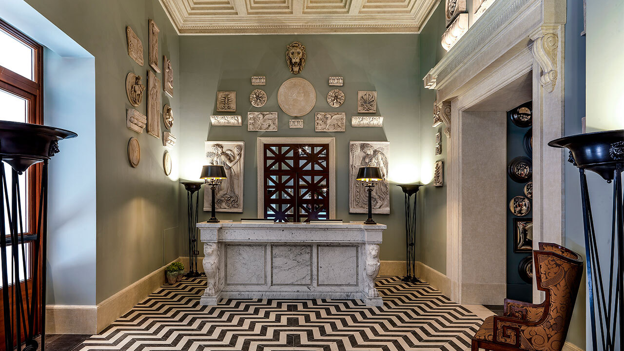 Travel News Hero Images 10 RFH Hotel de la Ville Concierge ML Sept 19