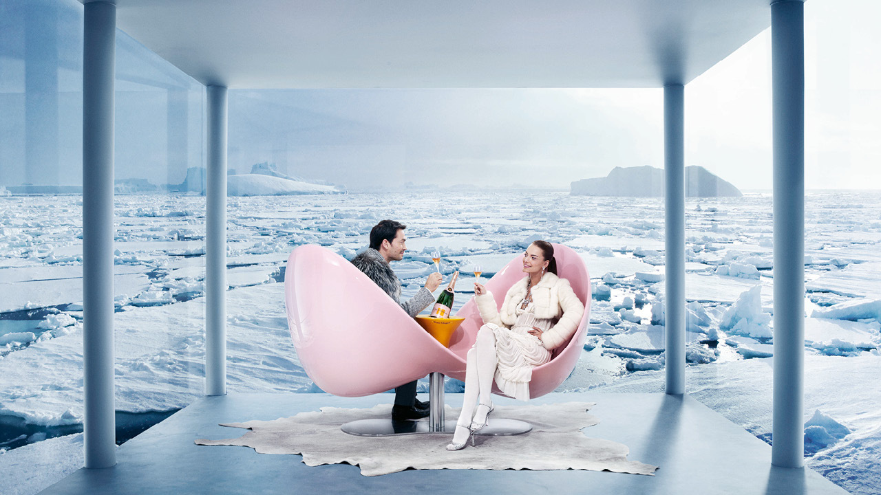 VEUVE CLICQUOT Loveseat Breaking the Ice
