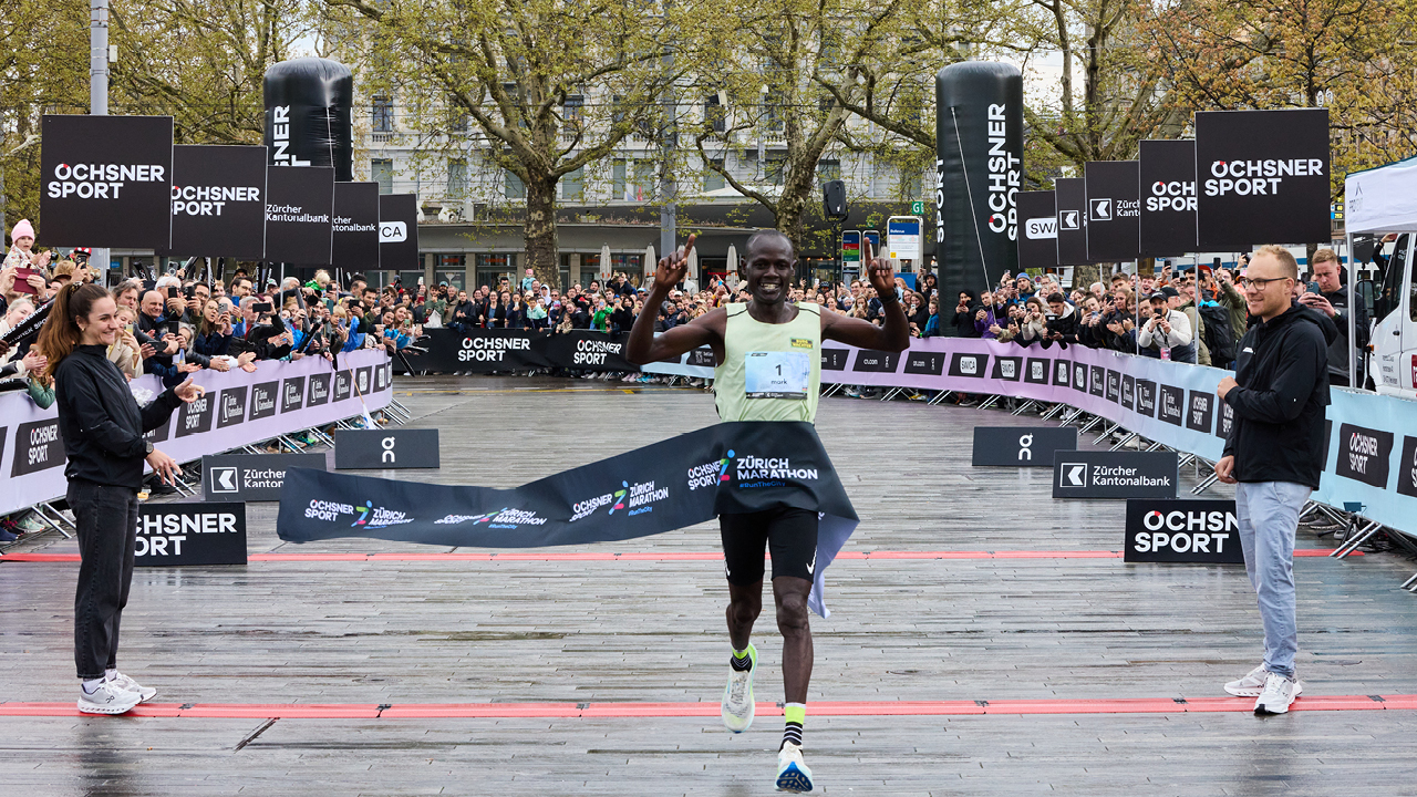 Sieger überquert die Ziellinie beim Zürich Marathon