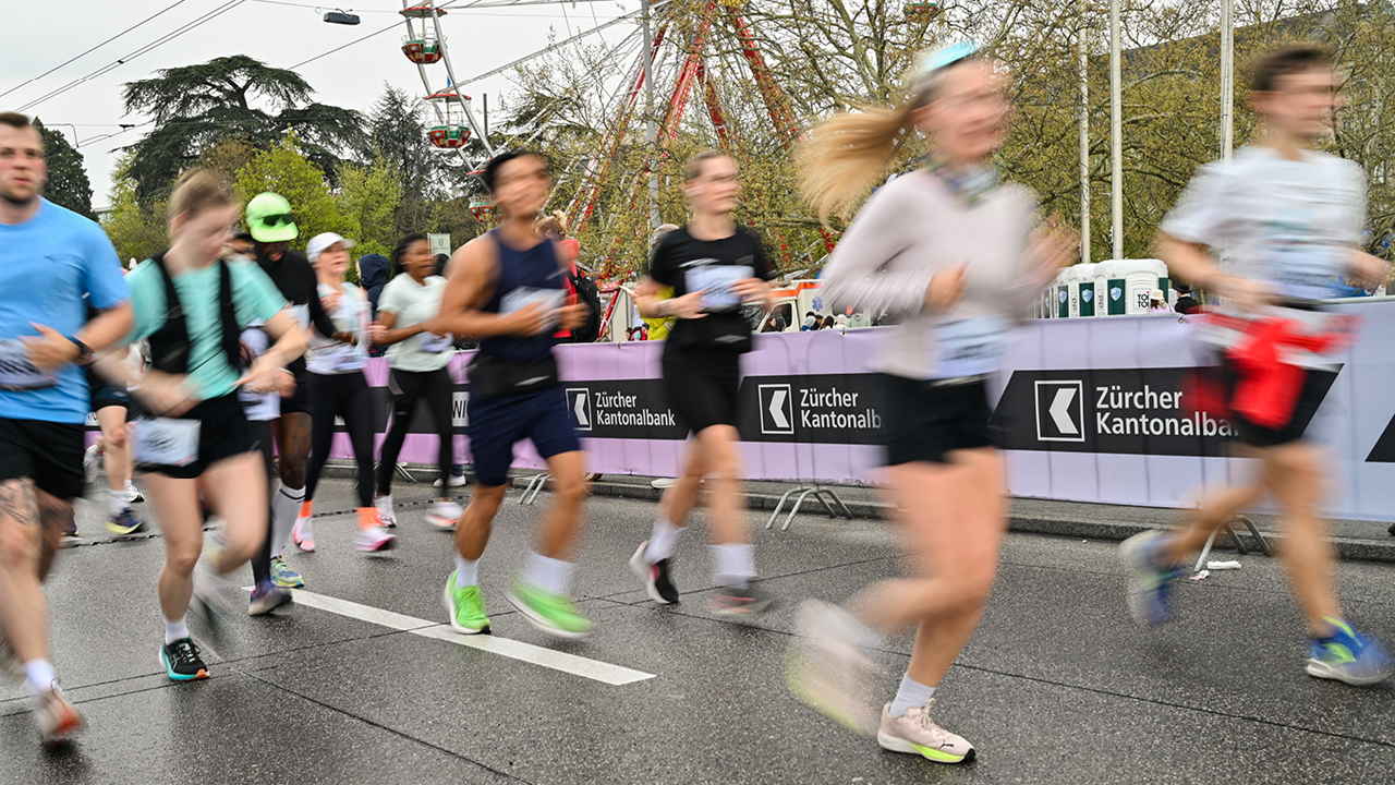Eine Gruppe Läuferinnen und Läufer beim Zürich Marathon