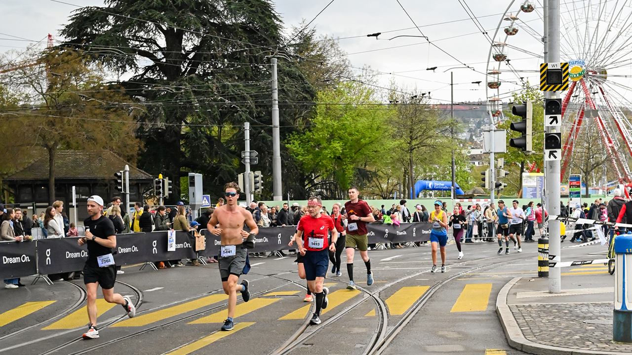 Eine Gruppe Läuferinnen und Läufer beim Zürich Marathon